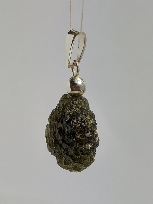 Přívěšek z přírodního vltavínu s ouškem ze stříbra