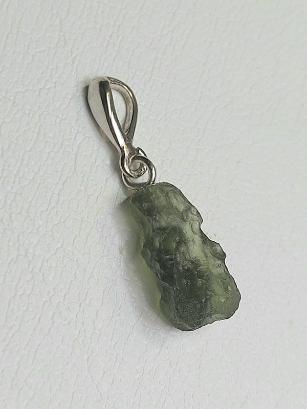 Přívěšek z přírodního vltavínu s ouškem ze stříbra