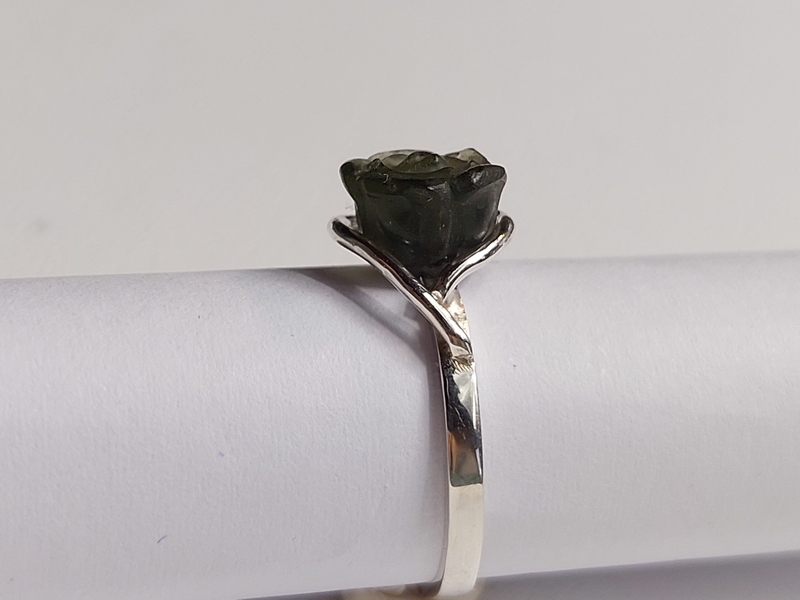 Stříbrný prsten s vyřezanou růží z vltavínu