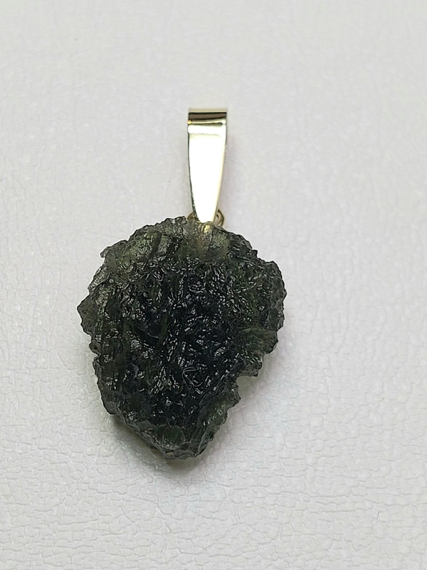 Přívěšek z přírodního vltavínu s masivním ouškem ze žlutého zlata 