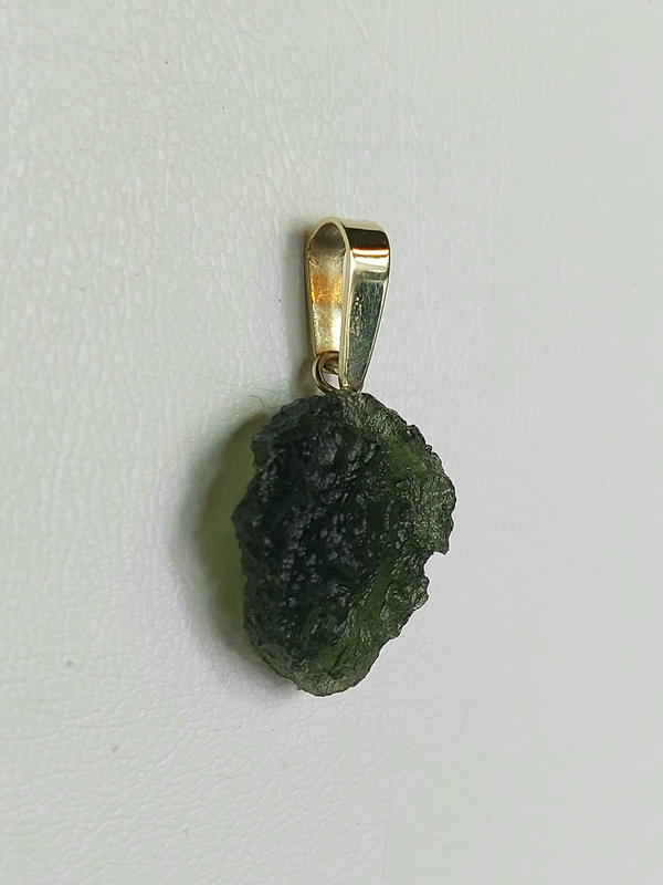 Přívěšek z přírodního vltavínu s masivním ouškem ze žlutého zlata 