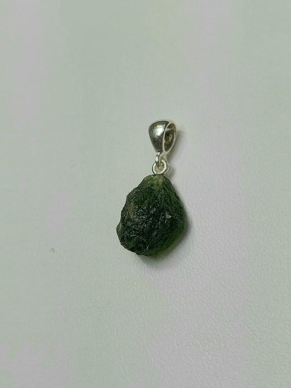 Přívěšek z přírodního vltavínu s ouškem ze stříbra