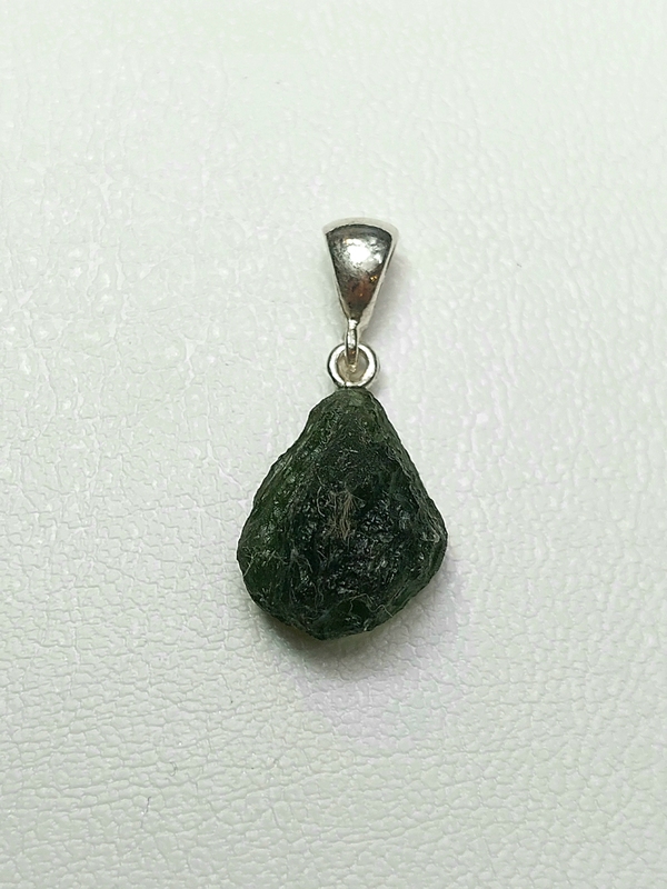 Přívěšek z přírodního vltavínu s ouškem ze stříbra