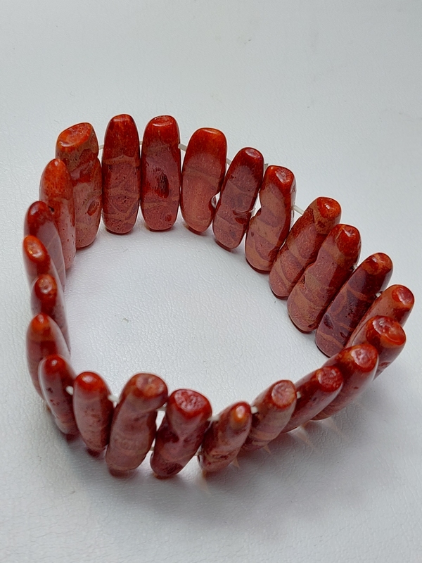 Náramek z červeného korálu