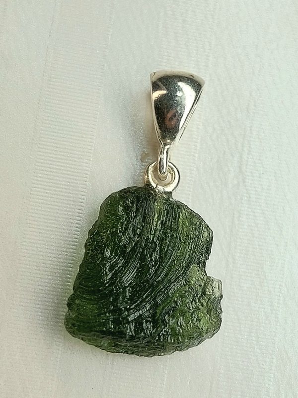 Přívěšek z přírodního vltavínu s ouškem ze stříbra