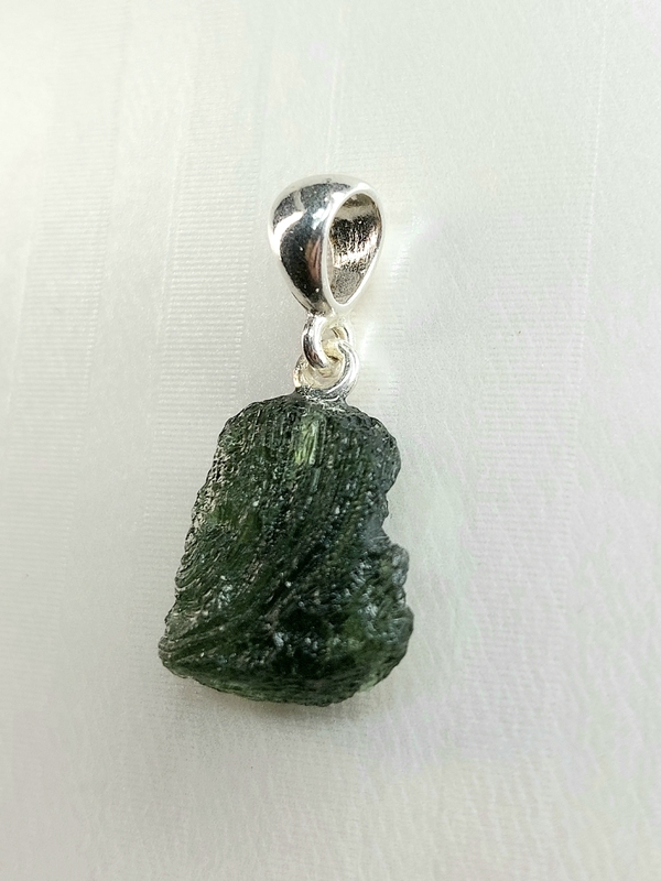 Přívěšek z přírodního vltavínu s ouškem ze stříbra