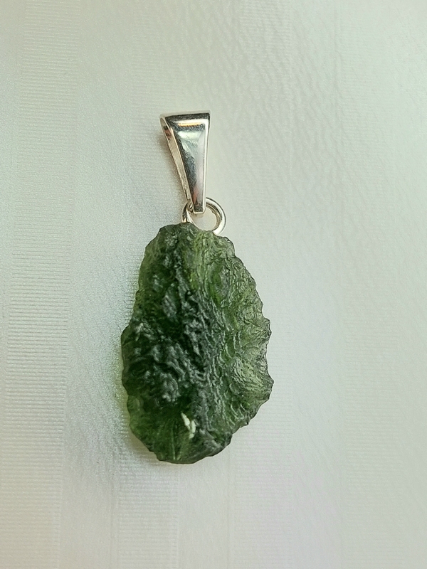 Přívěšek z přírodního vltavínu s ouškem ze stříbra