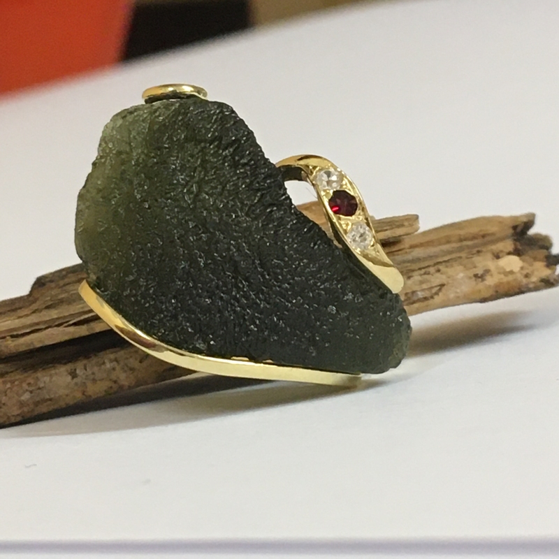 Zlatý prsten s přírodním vltavínem, českým granátkem a zirkony