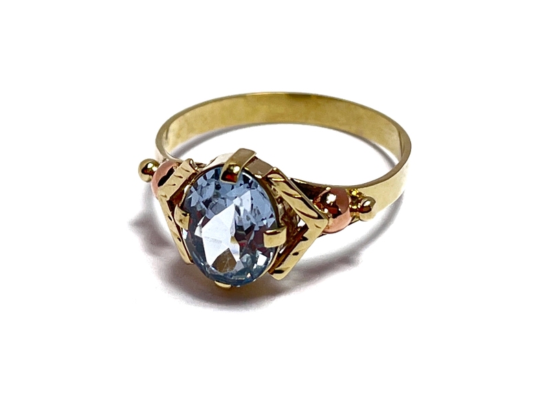 Zlatý prsten s blankytně modrým kamenem