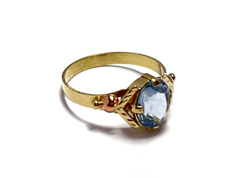 Zlatý prsten s blankytně modrým kamenem