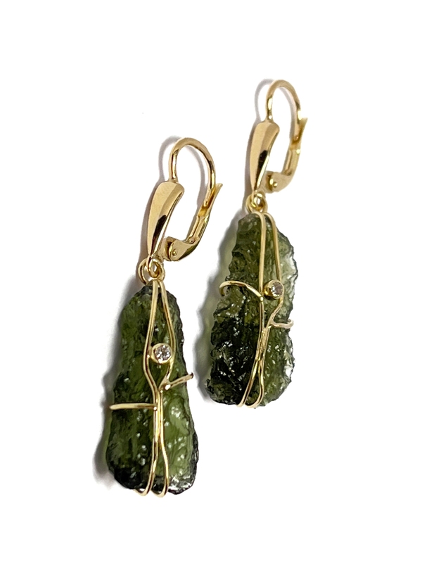 Zlaté naušnice žluté zlato s přírodním vltavínem