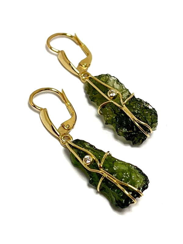 Zlaté naušnice žluté zlato s přírodním vltavínem