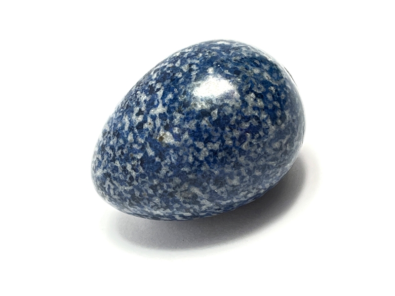 Opracovaný kámen do tvaru vejce, lapis lazuli