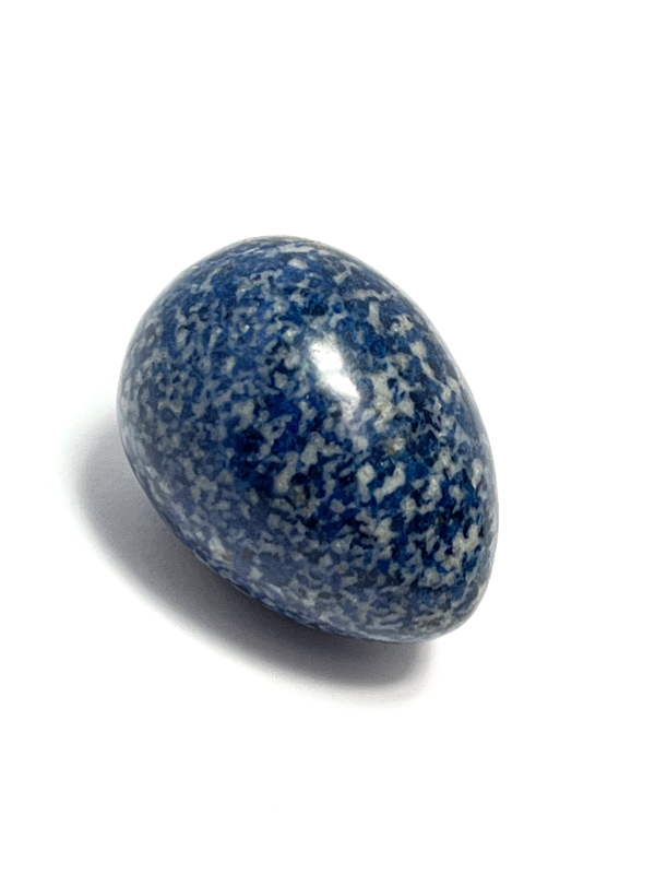 Opracovaný kámen do tvaru vejce, lapis lazuli