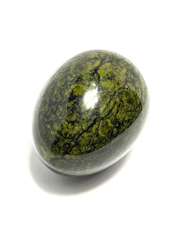 Opracovaný kámen do tvaru vejce, serpentinit