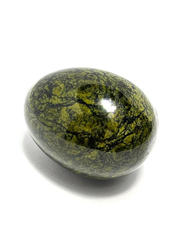 Opracovaný kámen do tvaru vejce, serpentinit