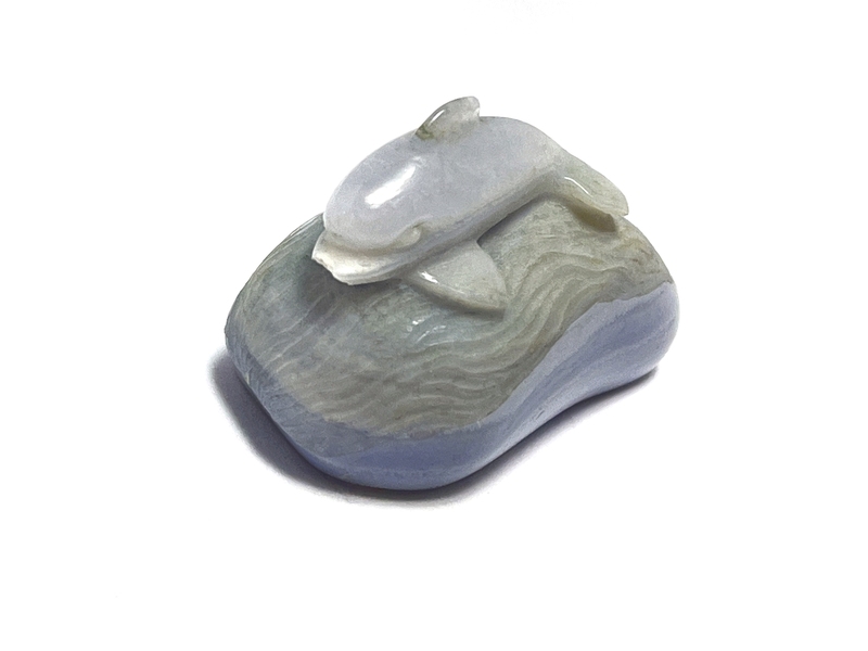 Opracovaný kámen s vybroušeným delfínem, chalcedon