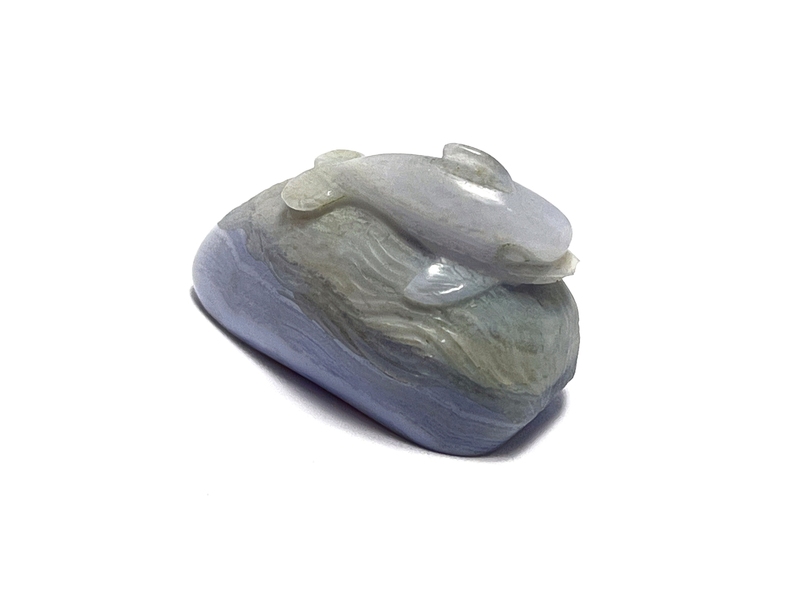 Opracovaný kámen s vybroušeným delfínem, chalcedon