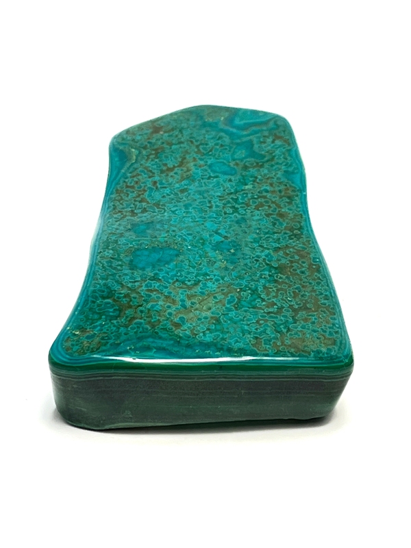 Opracovaný kámen, tyrkys v malachitu