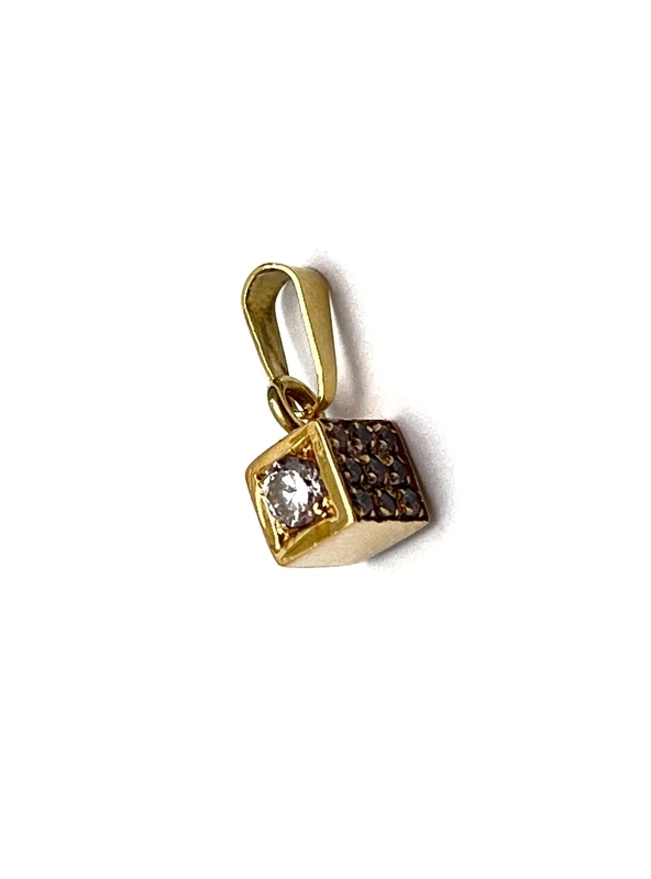 Zlatý přívěs kostička