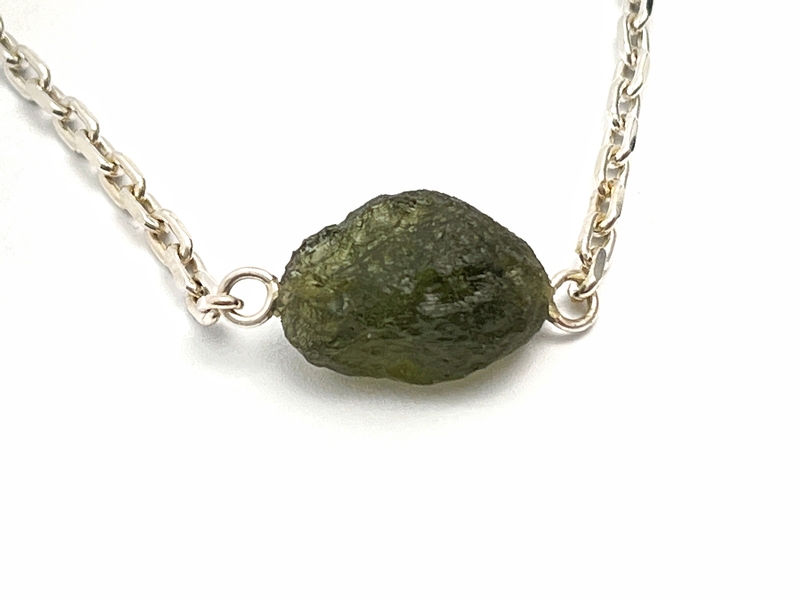 Stříbrný náramek s přírodním vltavínem