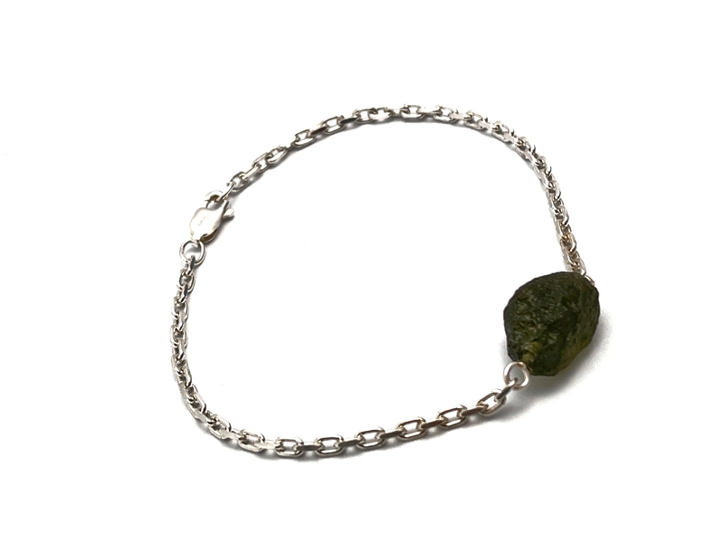 Stříbrný náramek s přírodním vltavínem