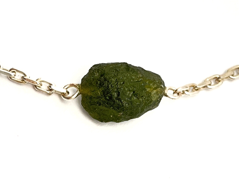 Stříbrný náramek s přírodním vltavínem