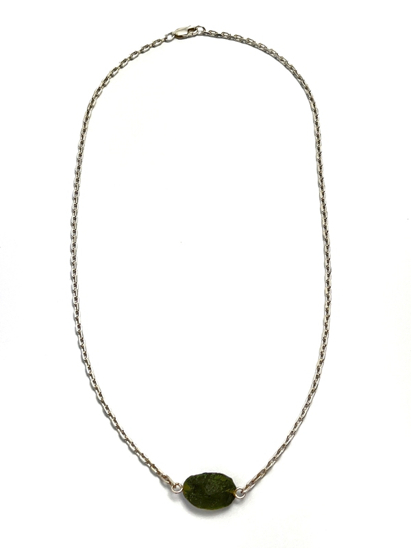 Stříbrný náhrdelník s přírodním vltavínem