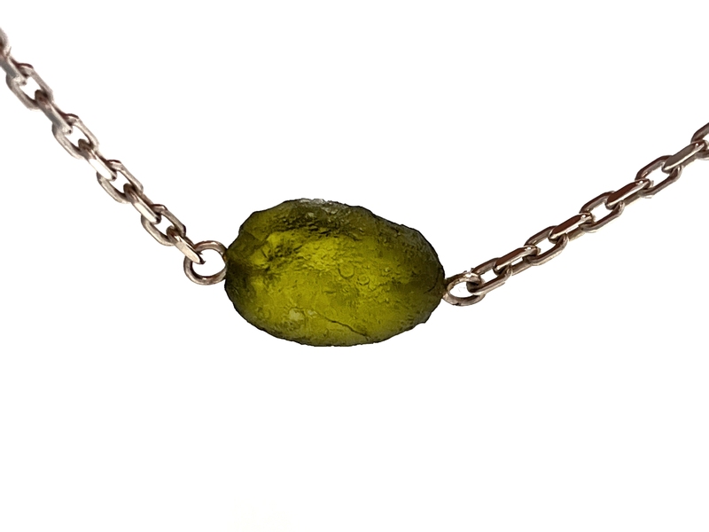 Stříbrný náhrdelník s přírodním vltavínem