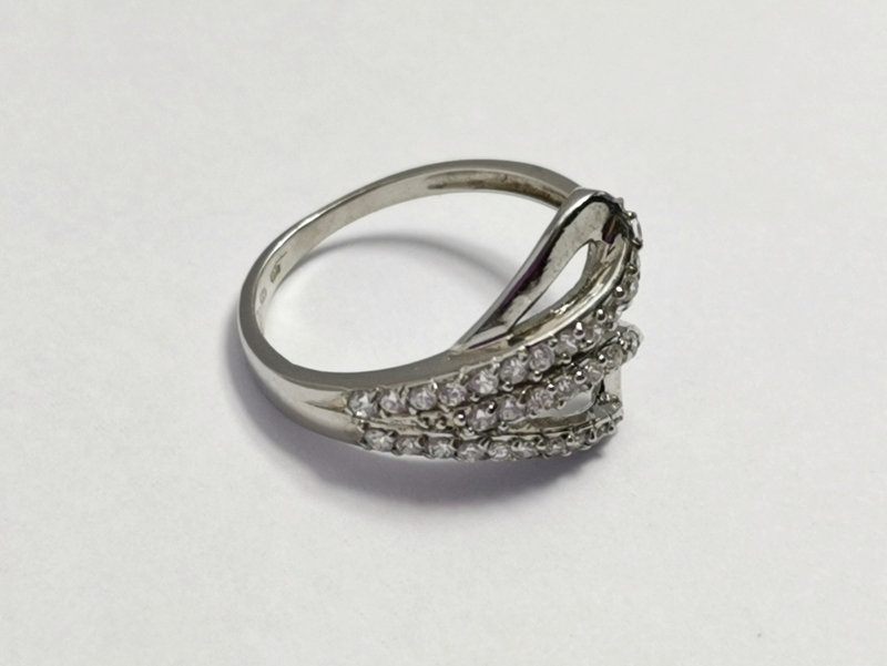 Prsten z bílého zlata se zirkony