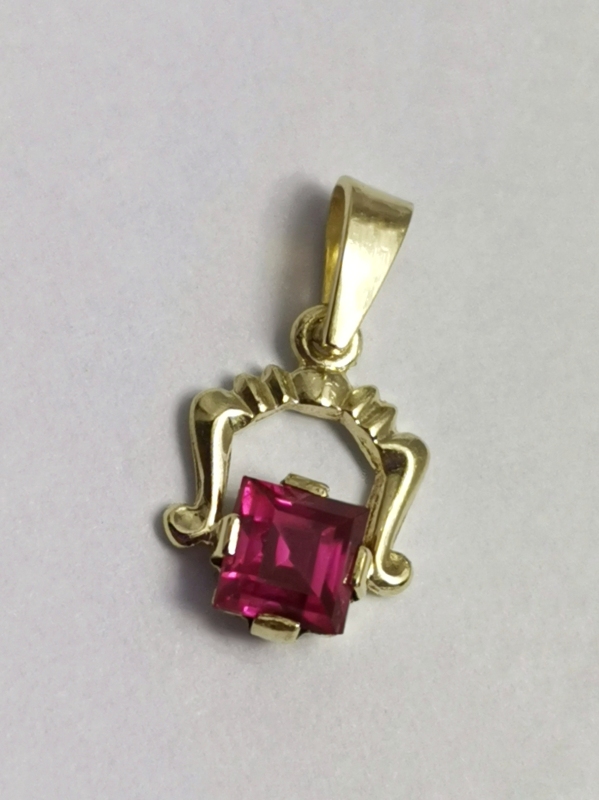Zlatý přívěs s červeným kamínkem