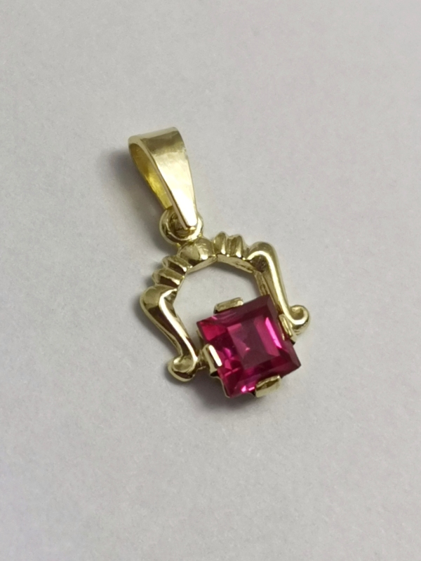 Zlatý přívěs s červeným kamínkem