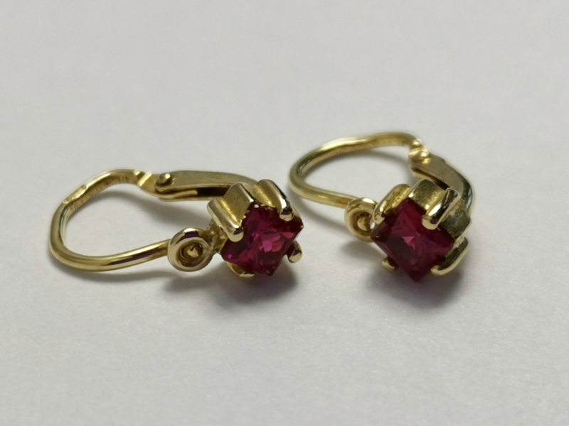 Zlaté dětské naušnice s červeným kamínkem