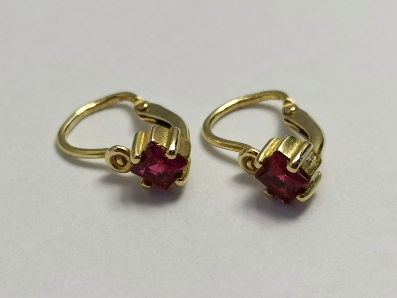 Zlaté dětské naušnice s červeným kamínkem