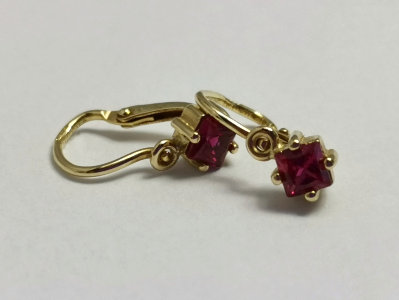 Zlaté dětské naušnice s červeným kamínkem