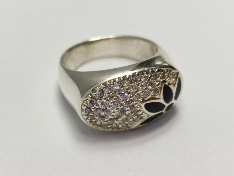 Exkluzívní masívní stříbrný prsten se zirkony a černou kytkou