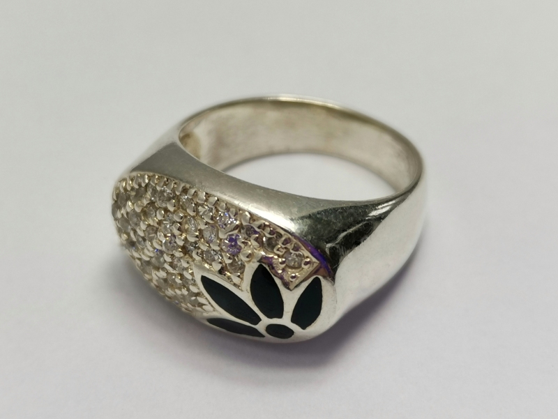 Exkluzívní masívní stříbrný prsten se zirkony a černou kytkou