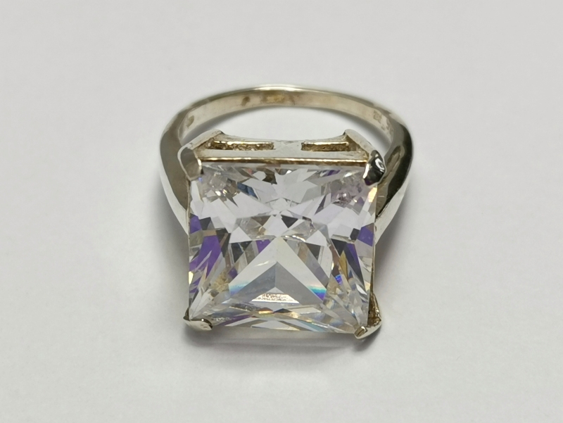 Stříbrný prsten s velkým bílým zirkonem