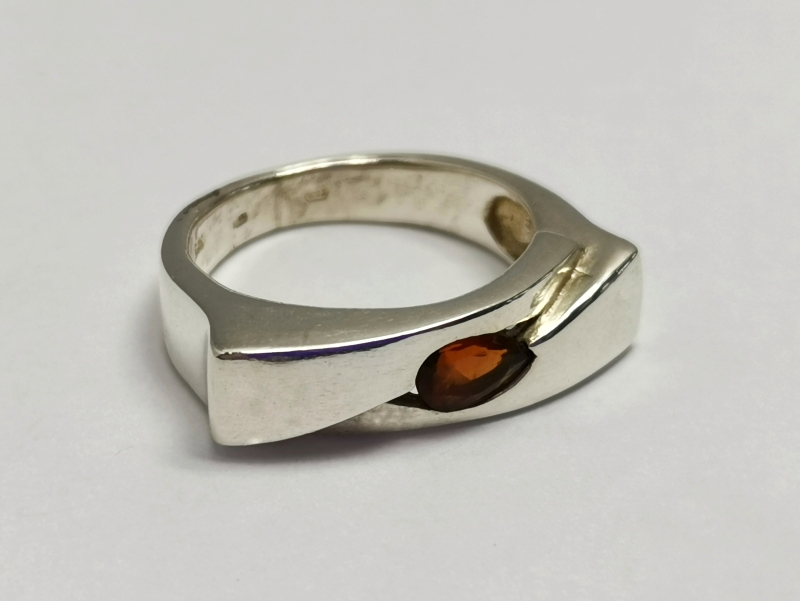 Masívní stříbrný prsten s almandinem
