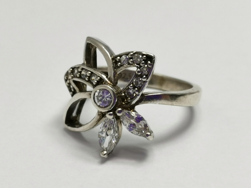 Stříbrný prsten se zirkony