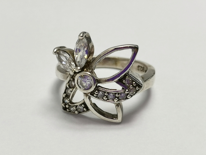 Stříbrný prsten se zirkony