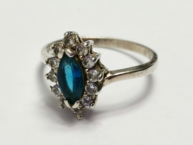 Stříbrný prsten s modrým kamenem a se zirkony