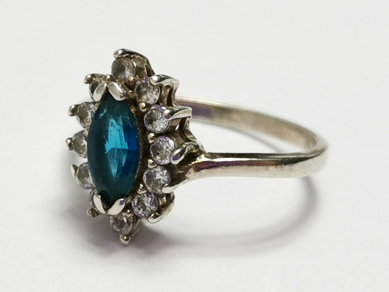 Stříbrný prsten s modrým kamenem a se zirkony
