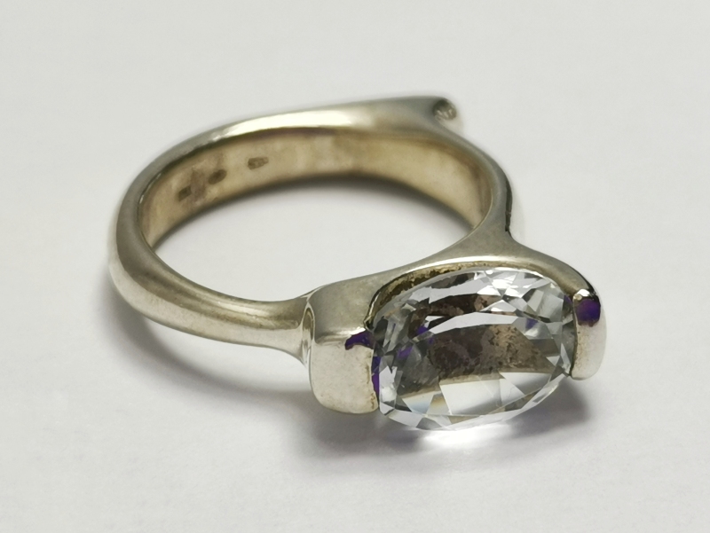 Stříbrný prsten s pravým broušeným topazem