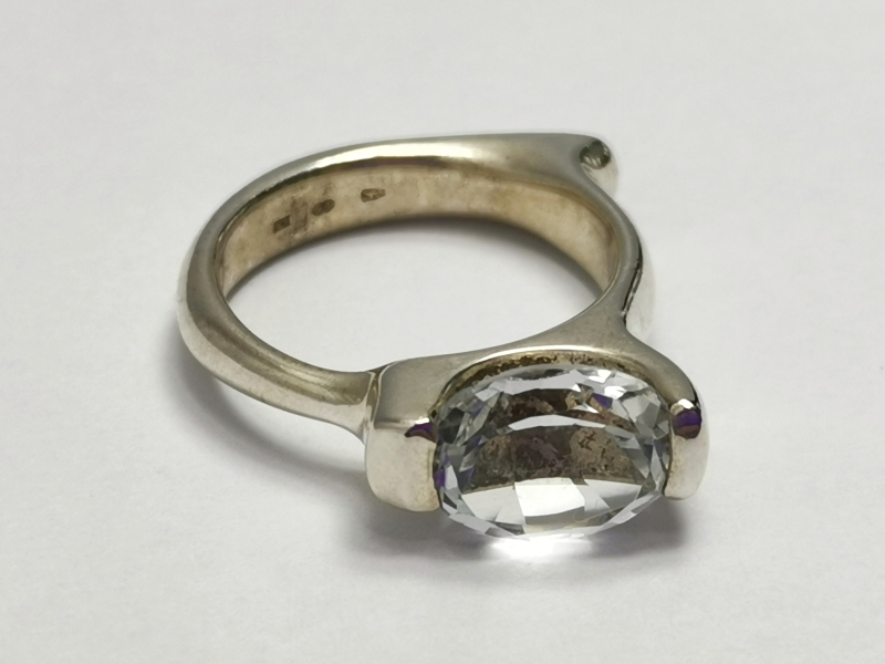 Stříbrný prsten s pravým broušeným topazem