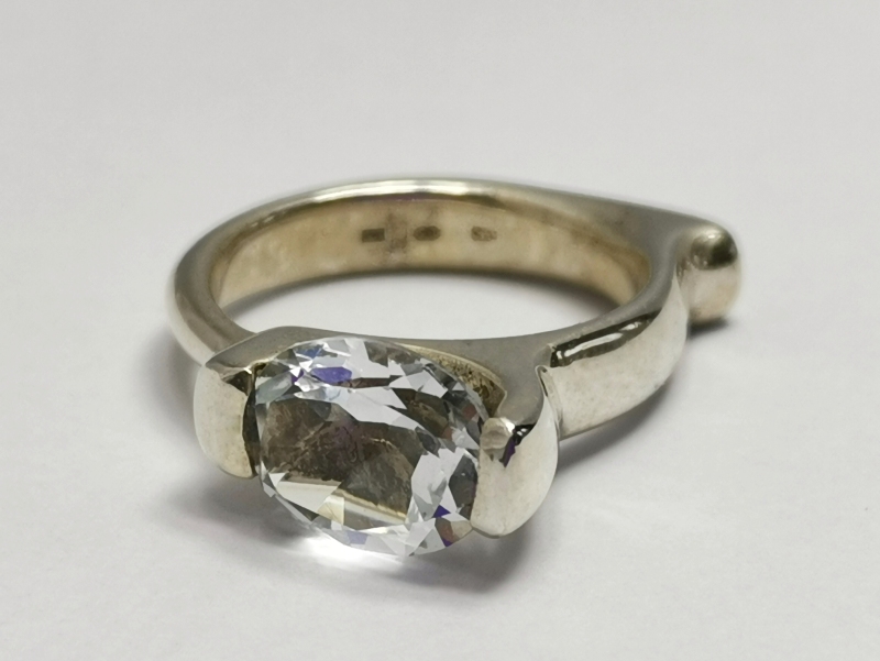 Stříbrný prsten s pravým broušeným topazem