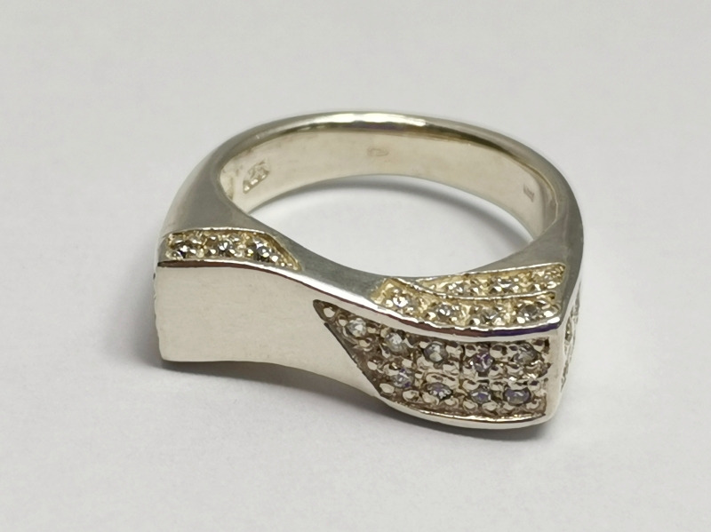 Stříbrný prsten se zirkony