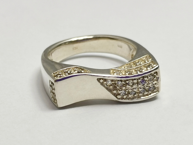 Stříbrný prsten se zirkony