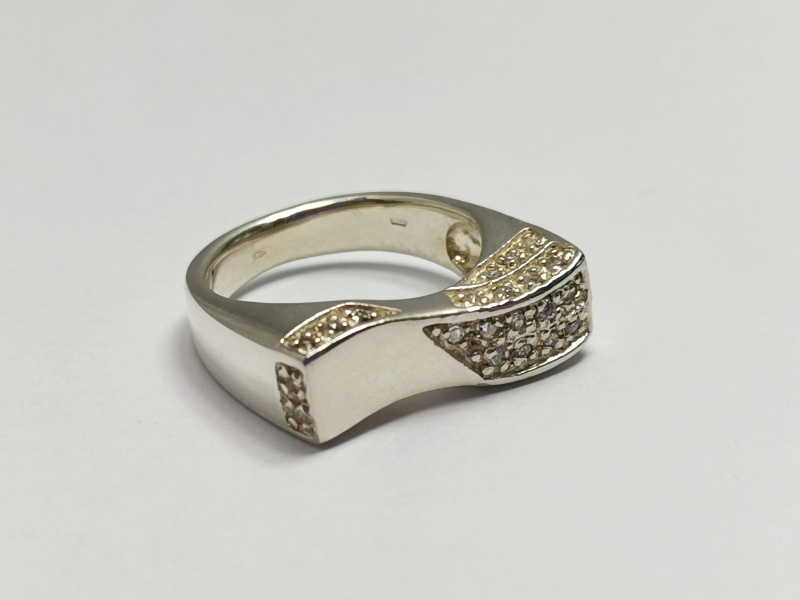 Stříbrný prsten se zirkony