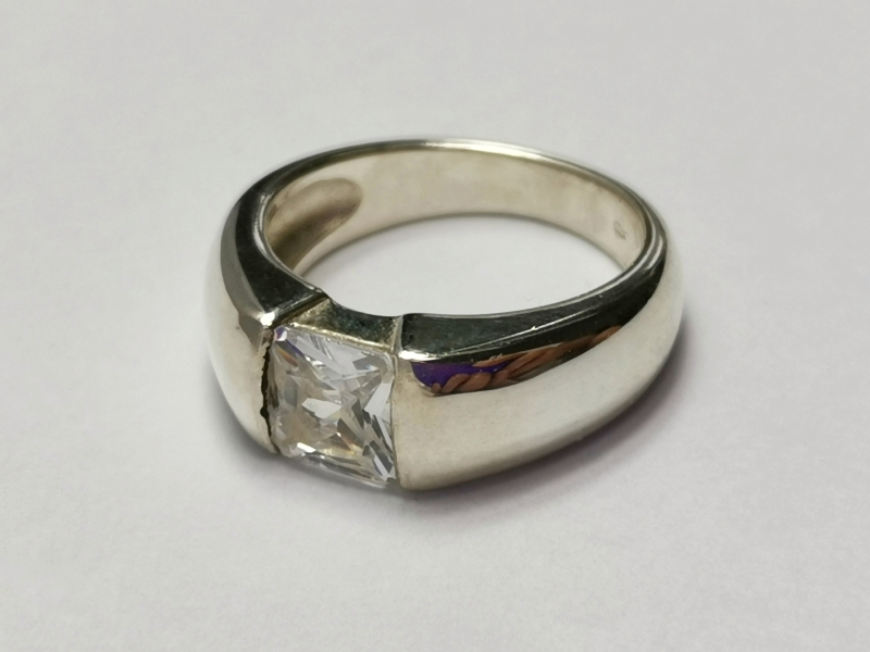 Masívní stříbrný prsten s velkým bílým zirkonem